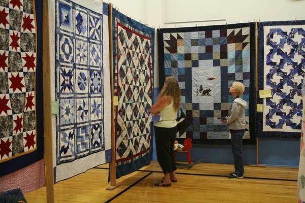 Admiring the Quilts. Photo by Maggie Craig, LibbyMT.com.