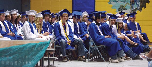 2009 LHS Graduates. Photo by Kootenai Valley Record.