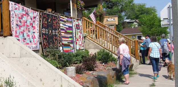 Perusing the quilts. Photo by LibbyMT.com.