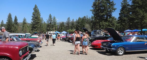 Browsing Lincoln County cars. Photo by LibbyMT.com.