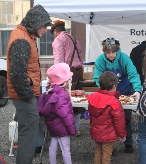 Rotary served hot dogs. Photo by LibbyMT.com.