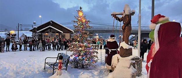 Tree lighting. Photo by LibbyMT.com.