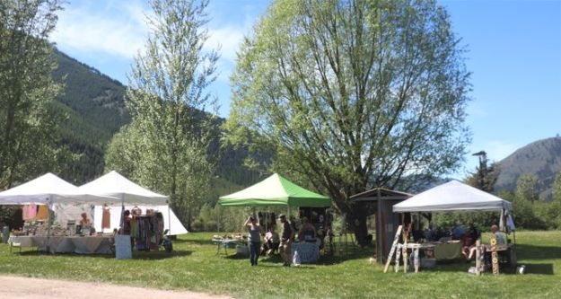 Vendors by the river. Photo by LibbyMT.com.