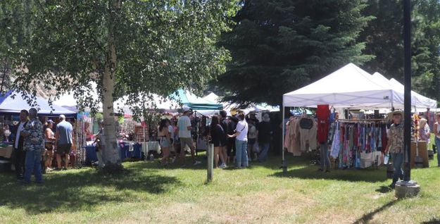 Vendors along the river. Photo by LibbyMT.com.