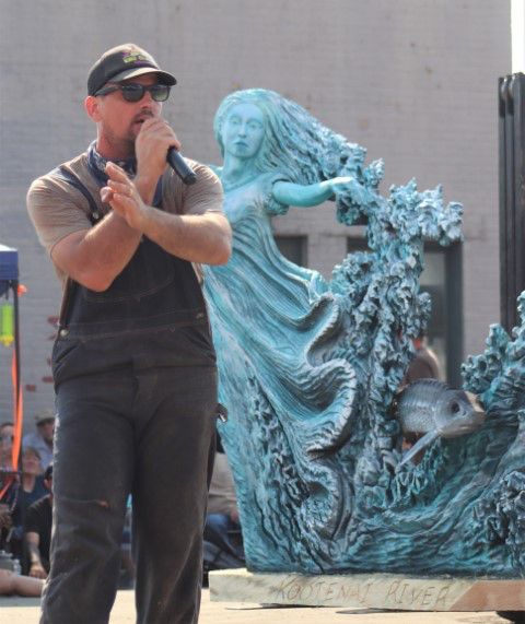 Steven fetches $6500 for the Kootenai River carving. Photo by LibbyMT.com.