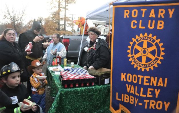 Rotary Club's hot dog table. Photo by LibbyMT.com.