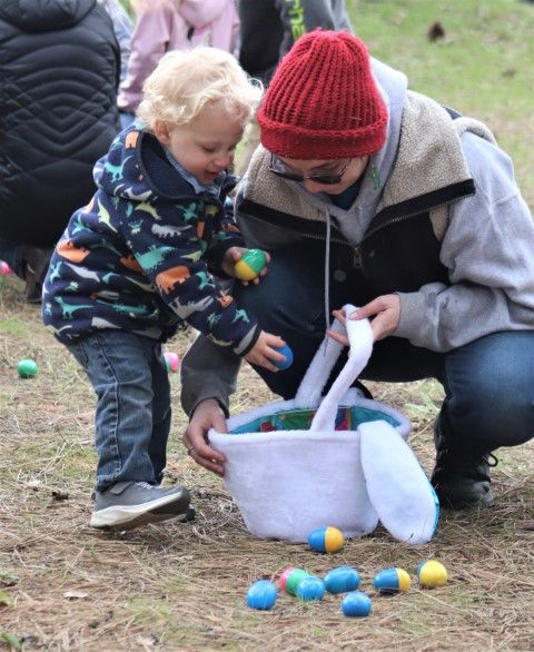 A little help. Photo by LibbyMT.com.