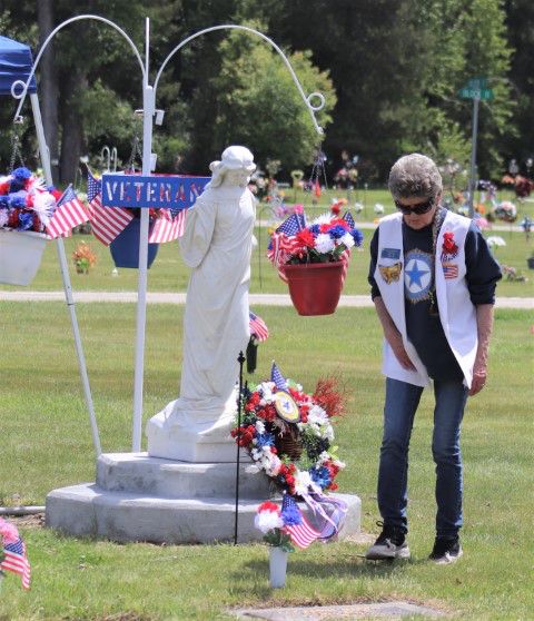 <center>Sandy Dempewolf</center> <center>lays a wreath</center>. Photo by LibbyMT.com.