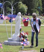 <center>Sandy Dempewolf</center> <center>lays a wreath</center>. Photo by LibbyMT.com.