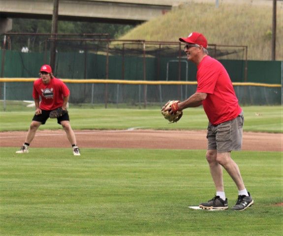 Steve Lauer pitches. Photo by LibbyMT.com.