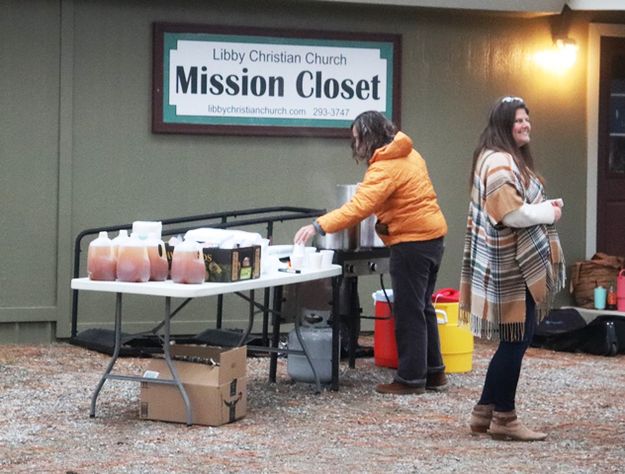 <center>Hot chocolate</center> <center>and apple cider</center>. Photo by LibbyMT.com.
