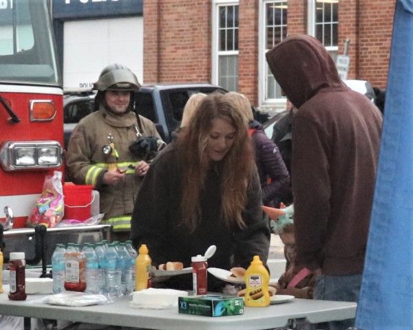 Rotary provided hot dogs. Photo by LibbyMT.com.