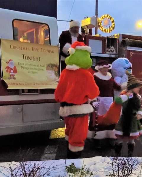 And here comes Santa!. Photo by LibbyMT.com.