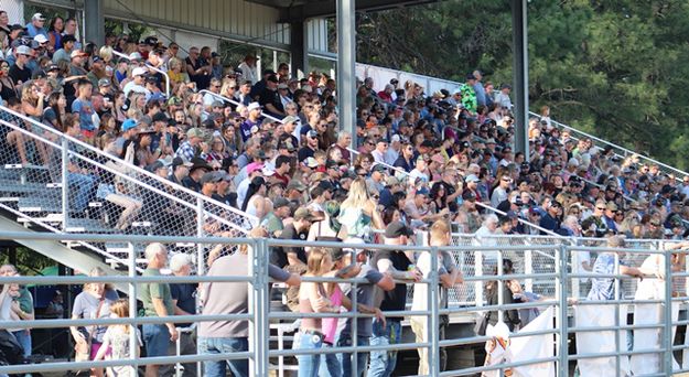 Lawnmower crowd. Photo by LibbyMT.com.