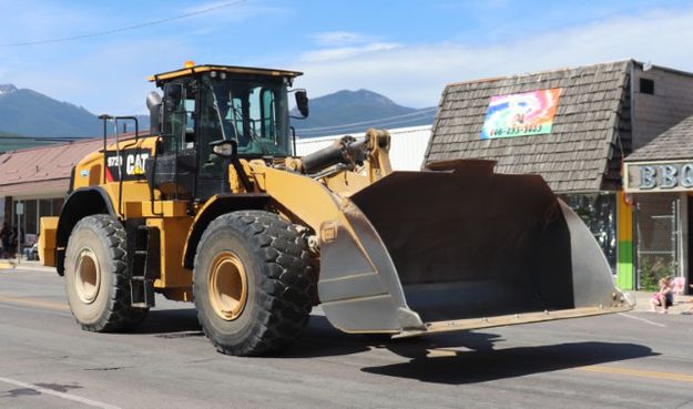 Big loader. Photo by LibbyMT.com.