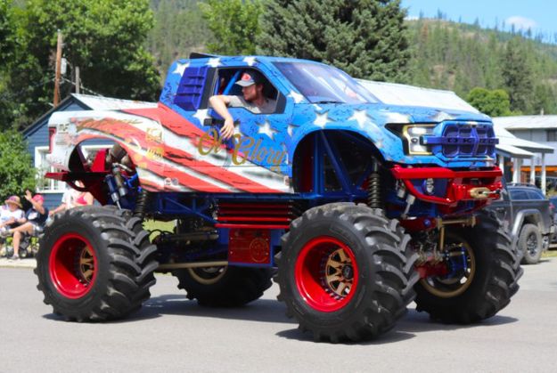 Patriotic pickup. Photo by LibbyMT.com.