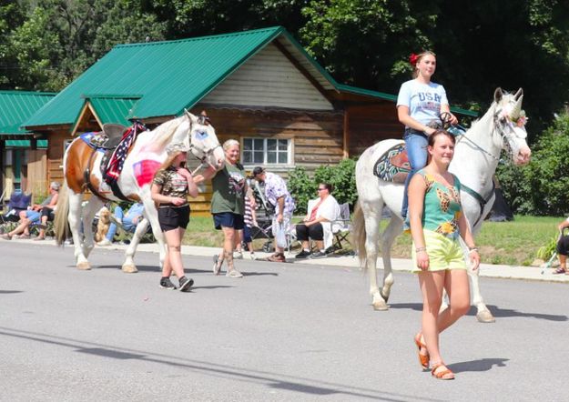 Here come the horses. Photo by LibbyMT.com.