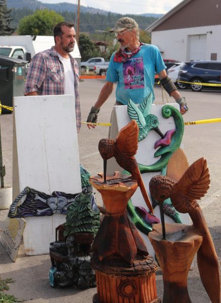 Thor talks to a carving fan. Photo by LibbyMT.com.
