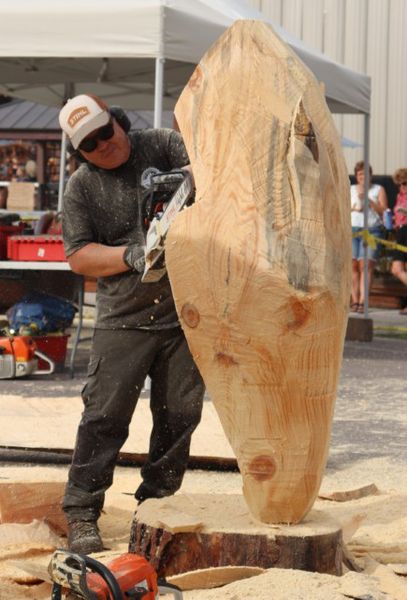 <center>George works on</center> <center>a quick carve</center>. Photo by LibbyMT.com.
