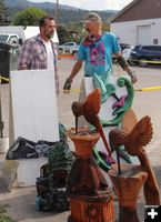 Thor talks to a carving fan. Photo by LibbyMT.com.