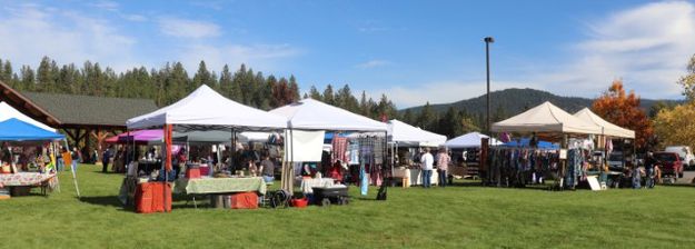 Lots of vendors. Photo by LibbyMT.com.