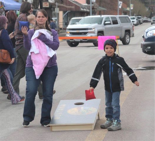 Cornhole toss. Photo by LibbyMT.com.