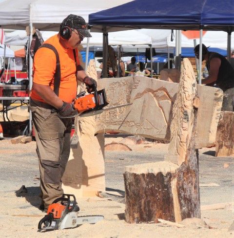 George works on his quick carve. Photo by LibbyMT.com.