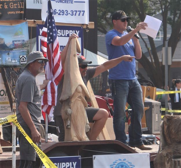 Quick carve auction. Photo by LibbyMT.com.