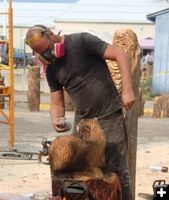 Alex works on a quick carve. Photo by LibbyMT.com.